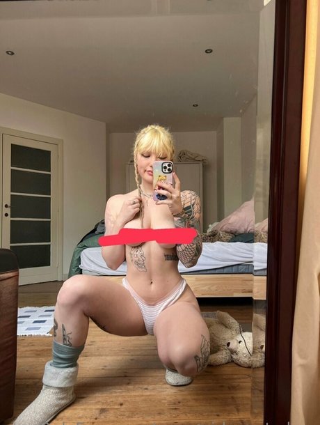 Yourgirlnextdoorlau