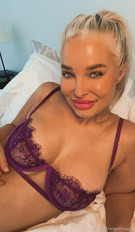 Naken läckt OnlyFans-bild av Angelpussy18