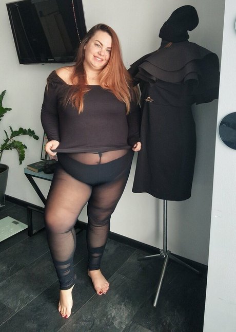 Naken läckt OnlyFans-bild av Plussizemodel