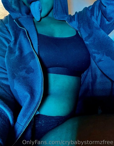 Naken läckt OnlyFans-bild av Crybabystormzfree