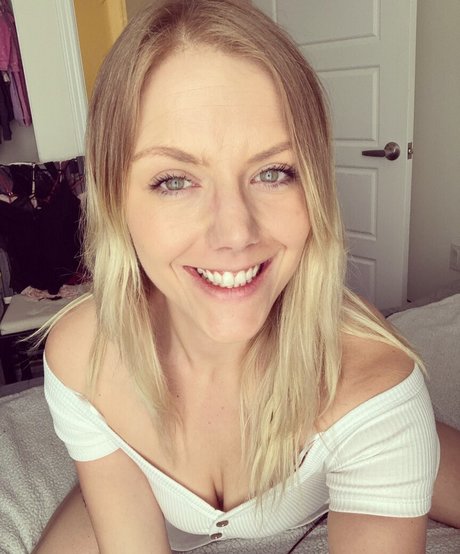 Naakte gelekte OnlyFans-foto van Katrina Cooper