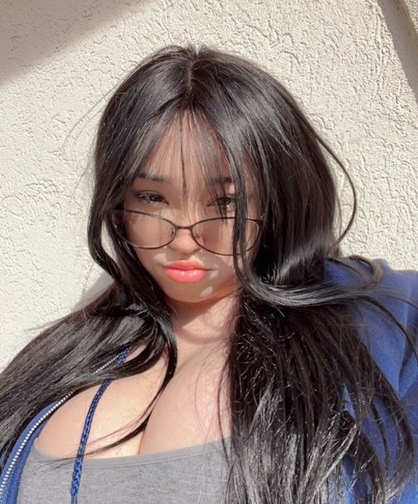 Naken läckt OnlyFans-bild av Aliyah Delaney