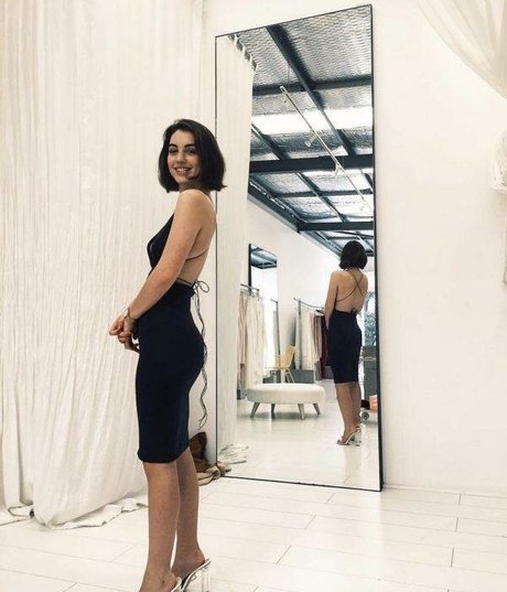 Naken läckt OnlyFans-bild av Adelaide Kane