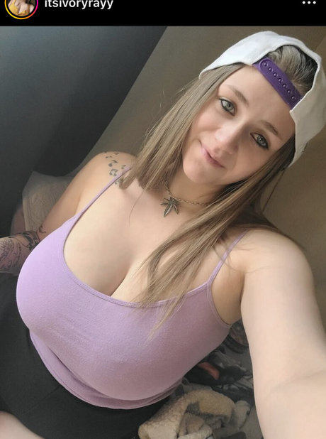 Nahá fotka uniklých OnlyFans od Ivory Ray