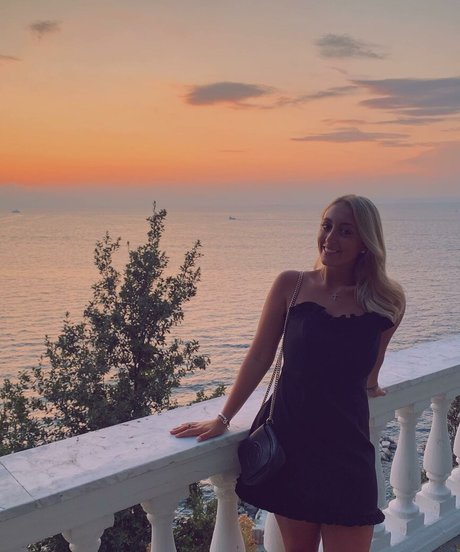 Naakte gelekte OnlyFans-foto van Sabrina Romana