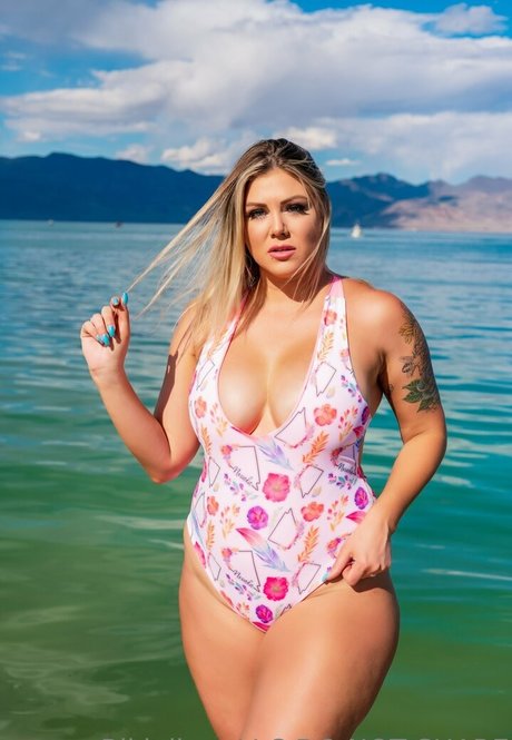 Naken lekkede OnlyFans-bilde av Bikinibeeofficial