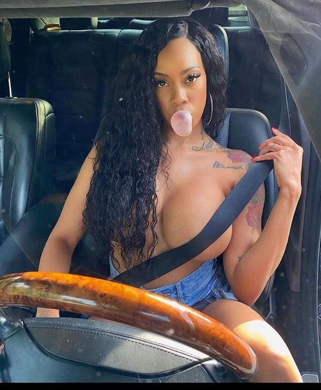 Naakte gelekte OnlyFans-foto van Marriam Chafera