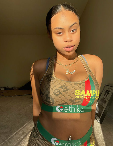 Nahá fotka uniklých OnlyFans od Kaylalebombbb