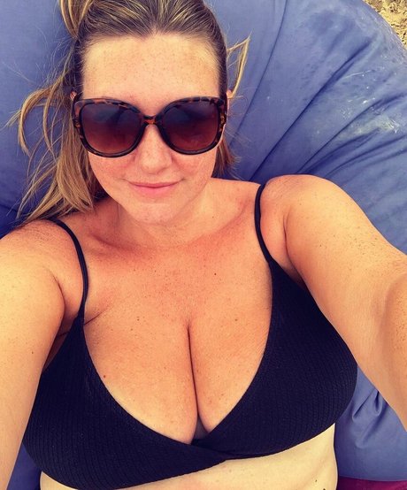 Naken läckt OnlyFans-bild av Katymaughan