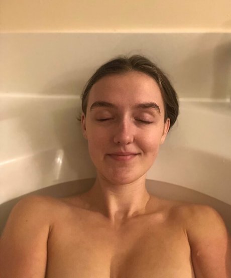 Naken lekkede OnlyFans-bilde av Foxyopheliaa