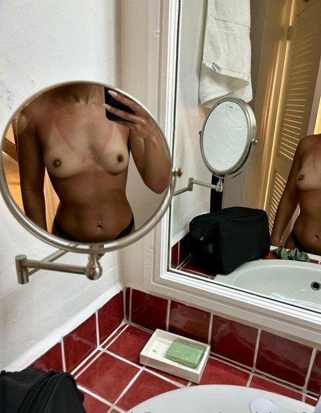 Nacktes geleaktes OnlyFans-Foto von Avadeluca21