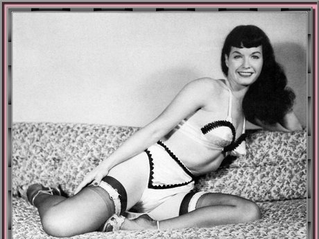 Naken lekkede OnlyFans-bilde av Bettie Page