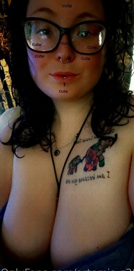 Naakte gelekte OnlyFans-foto van Artemisz28