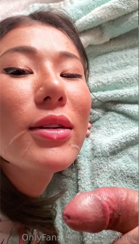 Naakte gelekte OnlyFans-foto van Lotus Bomb