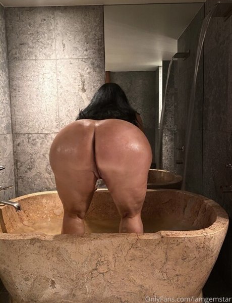 Alasti lekkinud OnlyFans-i pilt Gemstar