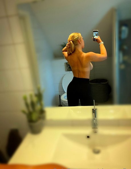 Nahá fotka uniklých OnlyFans od Signesofie
