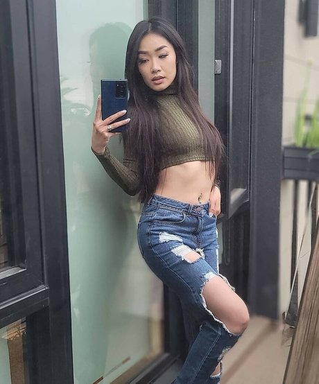 Nahá fotka uniklých OnlyFans od Elizabeth Tran