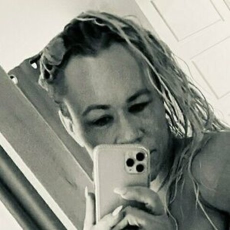 Naakte gelekte OnlyFans-foto van Aleesha Young