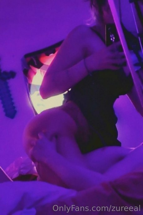 Alasti lekkinud OnlyFans-i pilt Zureeal