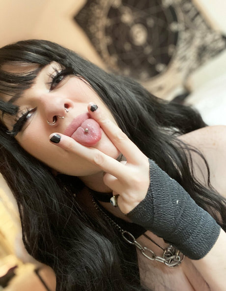 Nahá fotka uniklých OnlyFans od Gothscumbag