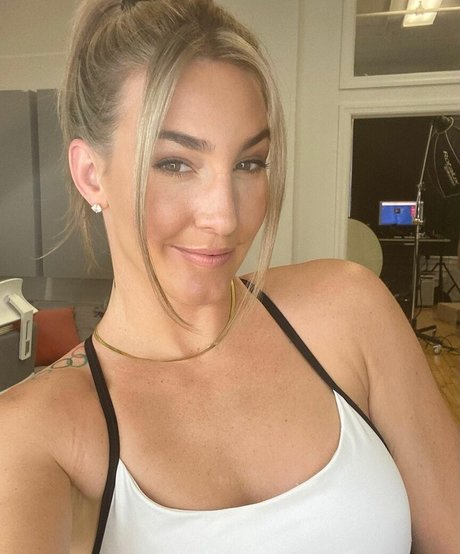 Nahá fotka uniklých OnlyFans od Mikaela Mayer