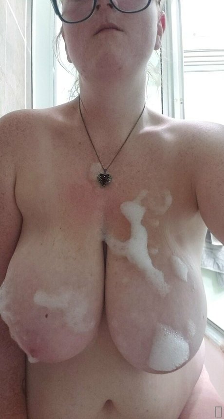 Naken läckt OnlyFans-bild av Bigtittygamerwifey
