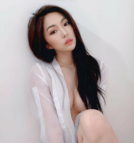 Naakte gelekte OnlyFans-foto van Sara Choi