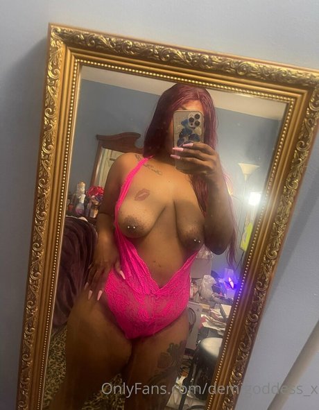 Naakte gelekte OnlyFans-foto van Demigoddessx
