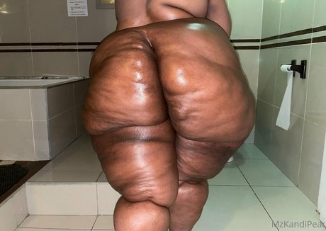Naken lekkede OnlyFans-bilde av Kandi Pear