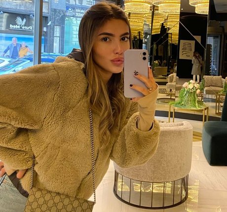 Alaston vuotanut OnlyFans-kuva Meshi Malka