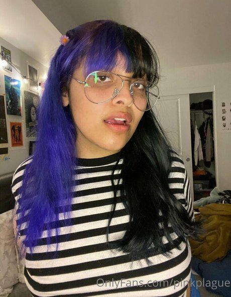 Naken läckt OnlyFans-bild av Pinkplague
