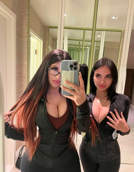 Nahá fotka uniklých OnlyFans od Emilia