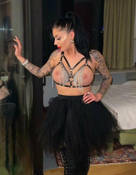 Naken läckt OnlyFans-bild av Nikkibelfort