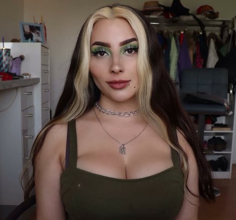Naakte gelekte OnlyFans-foto van Vai Monroe