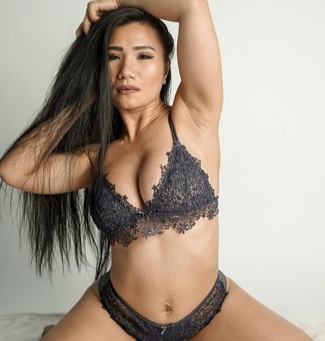 Naken läckt OnlyFans-bild av Tina Kham