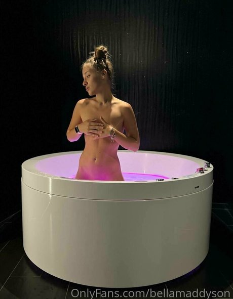 Naken läckt OnlyFans-bild av Bellamaddyson