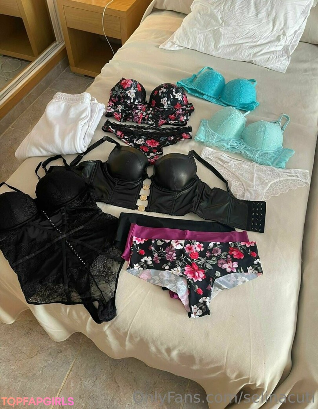 Naakte gelekte OnlyFans-foto van Selinacuti #15