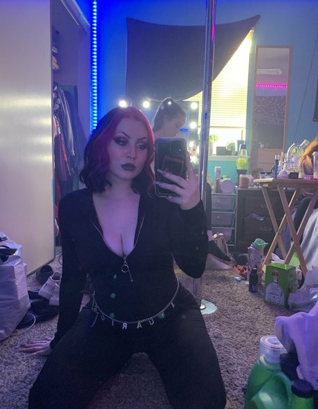 Naken läckt OnlyFans-bild av Succubusitt