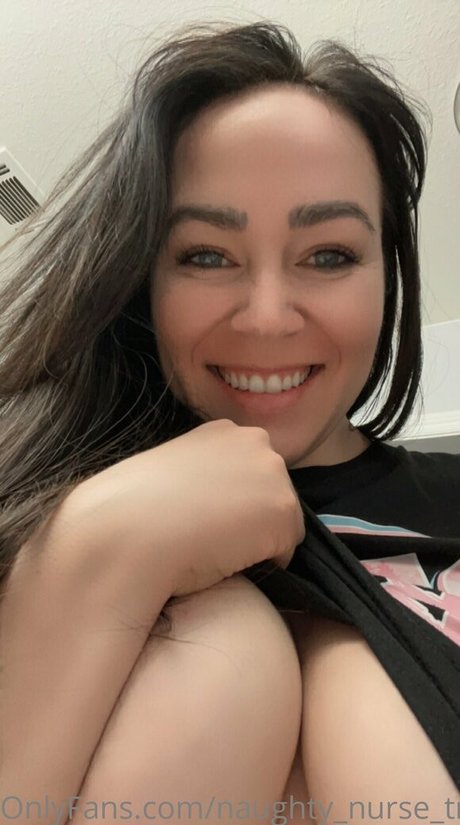 Foto nua vazada do OnlyFans de Naughtynursetrina