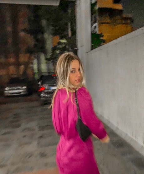 Naken läckt OnlyFans-bild av Elena Lagou