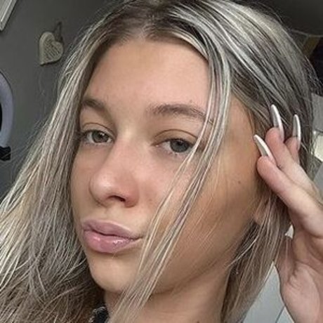 Nahá fotka uniklých OnlyFans od Neve Ellel