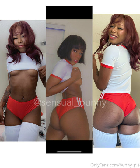 Naakte gelekte OnlyFans-foto van Bunnypie