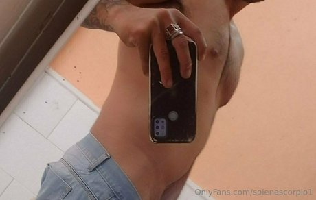 Naken lekkede OnlyFans-bilde av Solenescorpio1
