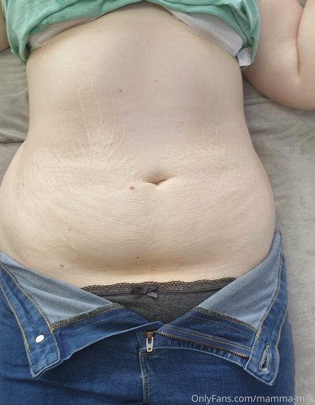 Naken läckt OnlyFans-bild av Mammamilk