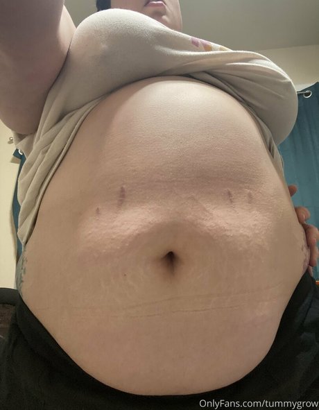 Nahá fotka uniklých OnlyFans od Tummygrow