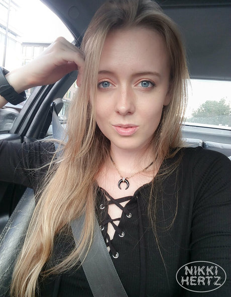 Naakte gelekte OnlyFans-foto van Thenikkihertz