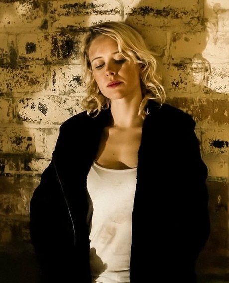 Amelia Eve