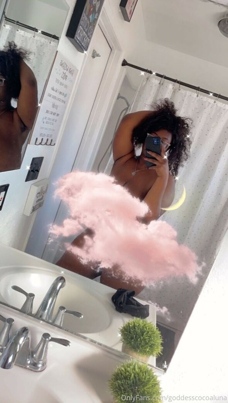 Nahá fotka uniklých OnlyFans od Goddesscocoaluna
