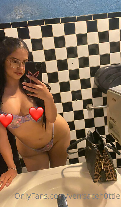Nahá fotka uniklých OnlyFans od Verrsaceh0ttie