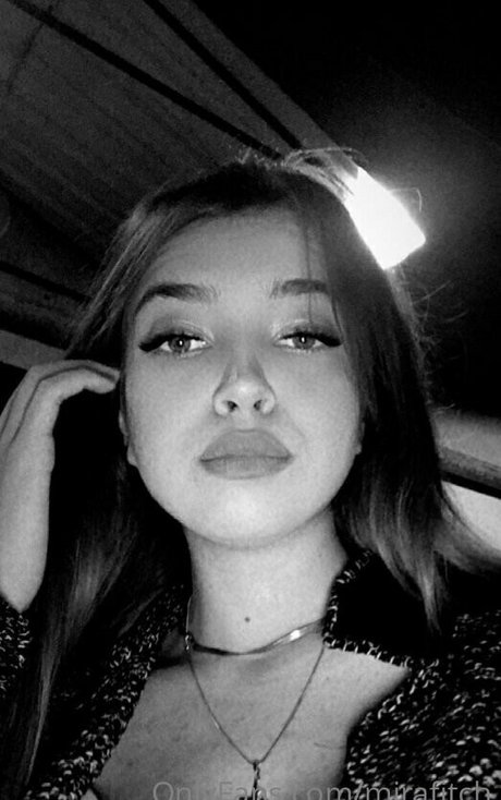 Naken läckt OnlyFans-bild av Mirafitch